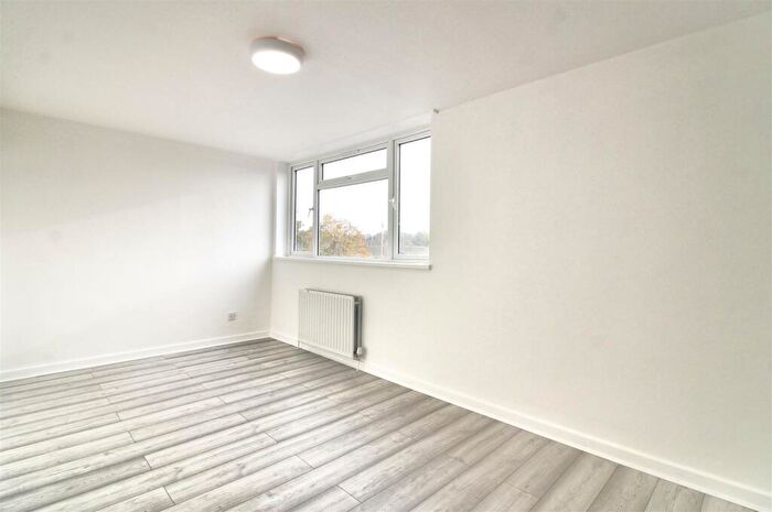 2 Bedroom Apartment To Rent In Cavendish Road, Emmer Green, Reading, RG4