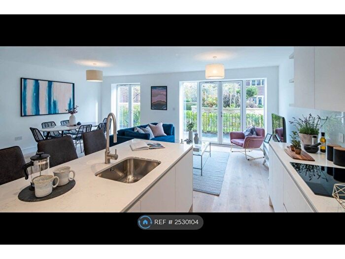 3 Bedroom Flat To Rent In High Road, London, N20