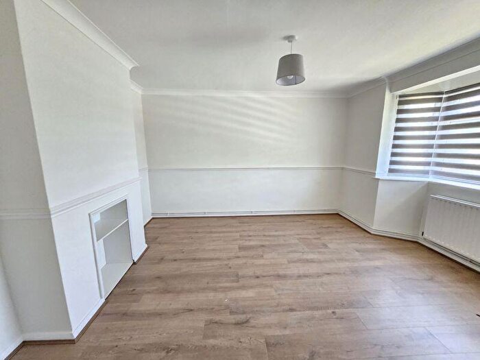 2 Bedroom Maisonette To Rent In Castlewood Road, Cockfosters, EN4