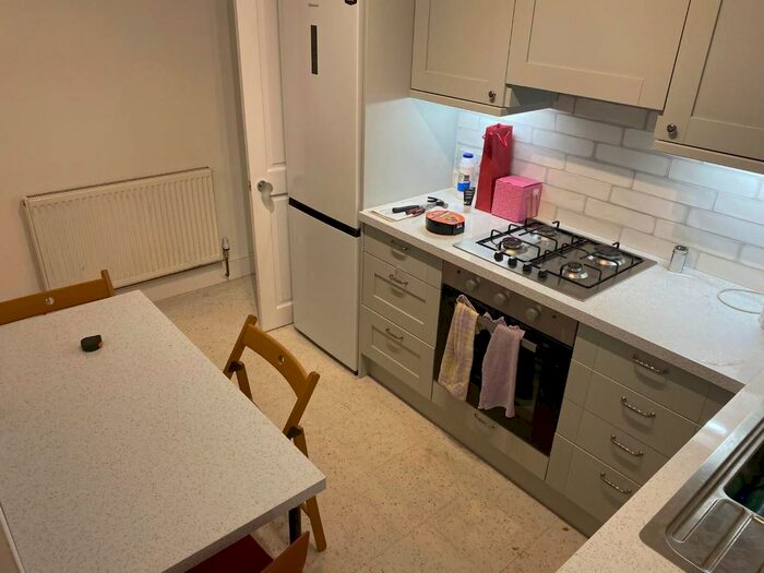 2 Bedroom Maisonette To Rent In Kingshill Avenue, Hayes, Middlesex, UB4