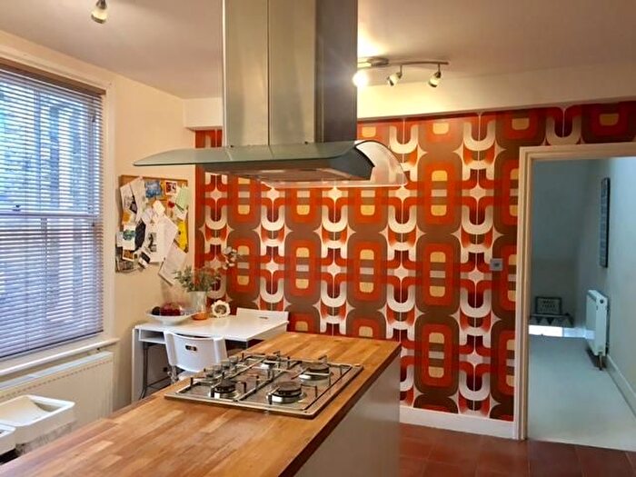 2 Bedroom Flat To Rent In Littlebury Road, London, SW4