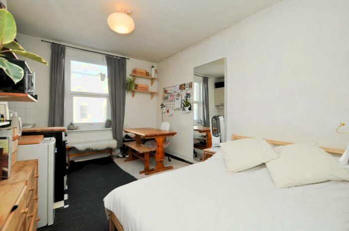 Flat To Rent In Stoke Newington Road, Dalston, N16