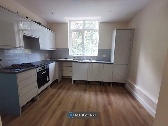 2 Bedroom Flat To Rent In Rookery Lane, Bromley, BR2