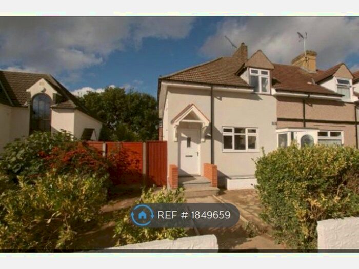 3 Bedroom Semi-Detached House To Rent In Crescent Avenue, Hornchurch, RM12
