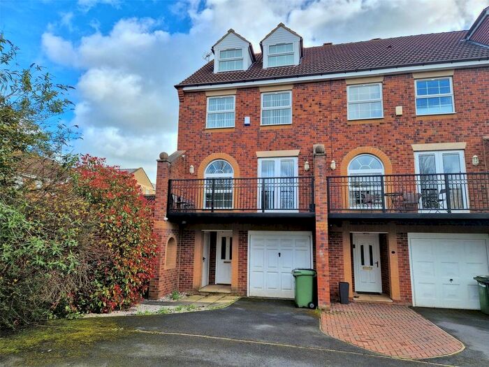 Detached House To Rent In Stoneleigh Lane, Leeds, West Yorkshire, LS17