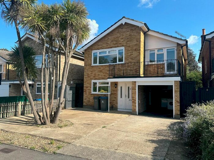 4 Bedroom Detached House To Rent In Mandeville Drive, Surbiton, KT6