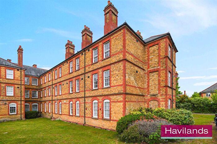 2 Bedroom Flat For Sale In Pennington Drive, N21