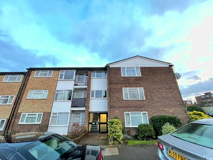 1 Bedroom Flat To Rent In Windsor Court, London, N14
