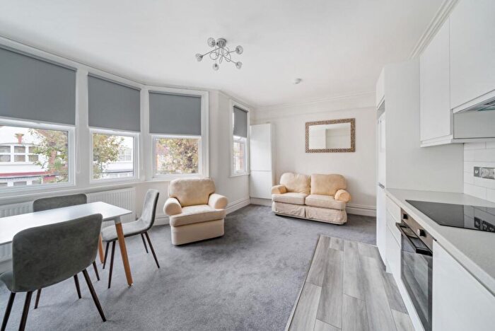 2 Bedroom Apartment To Rent In Rosemont Avenue London, N12