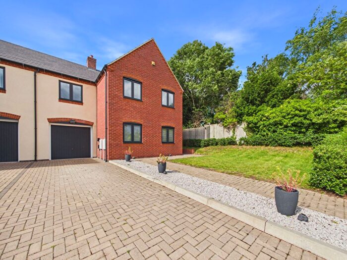 4 Bedroom Semi Detached House For Sale In Abbotsford Close, Worcester, Worcestershire, WR2