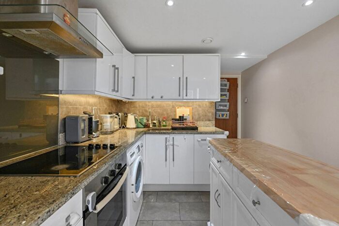 2 Bedroom Flat For Sale In Great North Road, Barnet, EN5
