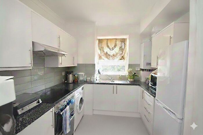 2 Bedroom Flat To Rent In Holderness Way, West Norwood, London, SE27