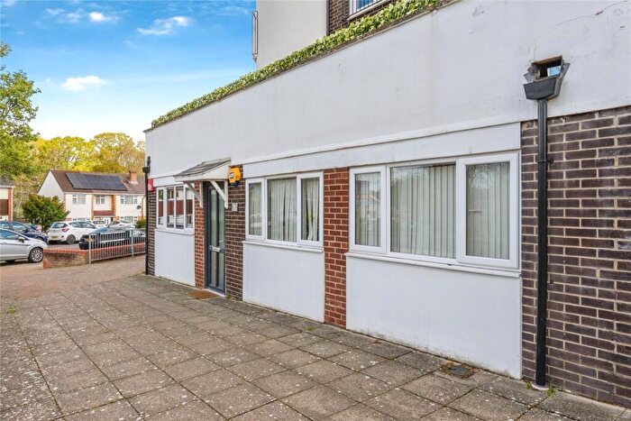 2 Bedroom Flat For Sale In Highfield Parade, Waterlooville, Hampshire, PO7