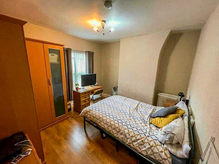 3 Bedroom Terraced House To Rent In Teck Street, Kensington, L7