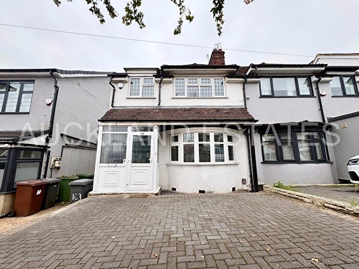 3 Bedroom Semi-detached House For Sale In Park Avenue, Potters Bar, EN6