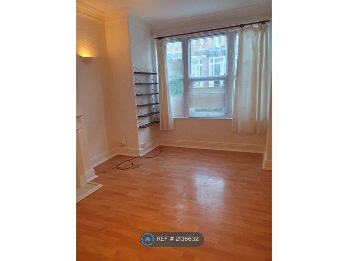 1 Bedroom Flat To Rent In Roundhay, Leeds, LS8