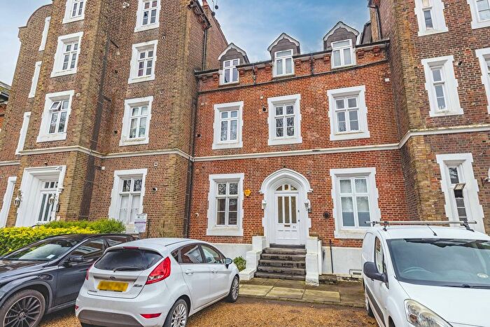 2 Bedroom Flat For Sale In Upton Park, Slough, SL1
