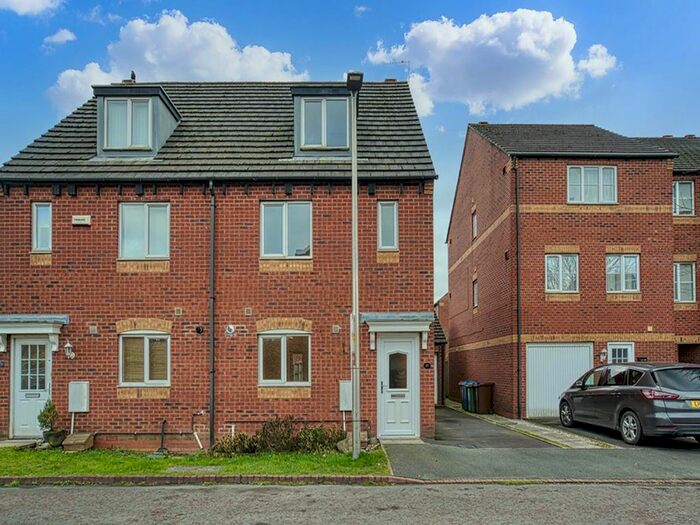 3 Bedroom Semi-Detached House For Sale In Summercroft Close, Golborne, Warrington, WA3