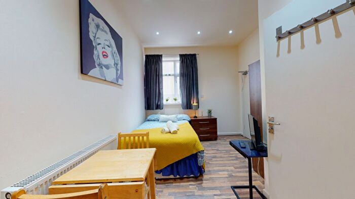 Studio To Rent In Brondesbury Park, London, NW6