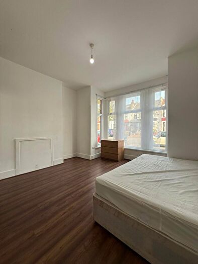 2 Bedroom Flat To Rent In Leamington Gardens, Seven Kings, IG3