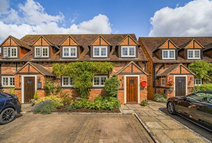 3 Bedroom Cottage To Rent In Brox Mews, Ottershaw, Chertsey, KT16