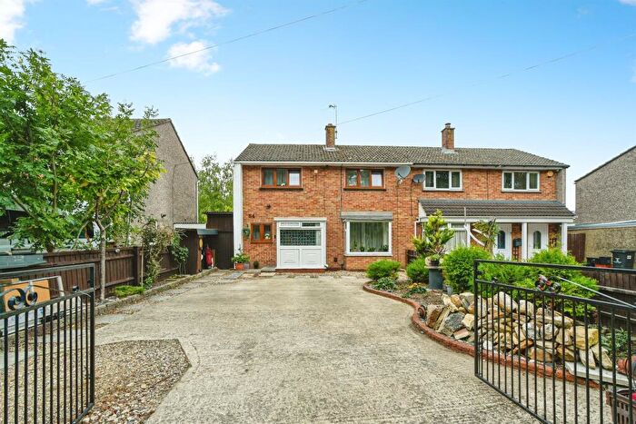 3 Bedroom Semi-Detached House For Sale In Shaftesbury Avenue, Swindon, SN3