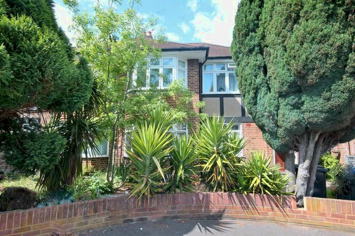 2 Bedroom Maisonette To Rent In Lawn Close, New Malden, KT3