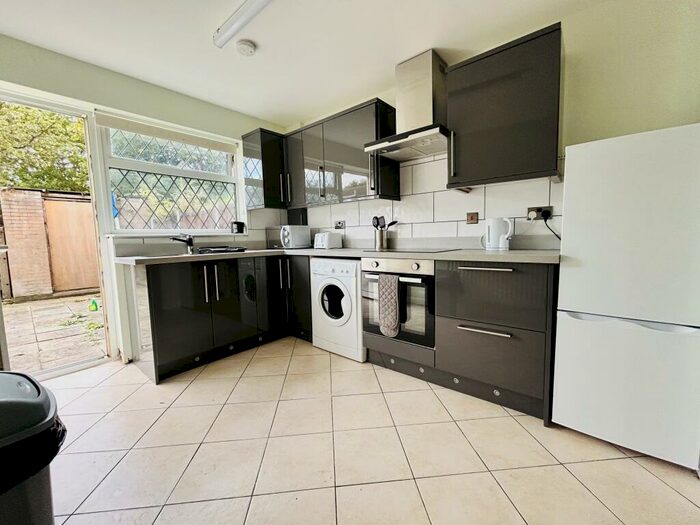 3 Bedroom Town House To Rent In Ballater Close, Sinfin, Derby, DE24