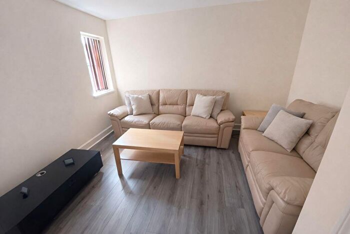 3 Bedroom House Of Multiple Occupation To Rent In Ringwood Crescent, Nottingham, NG8