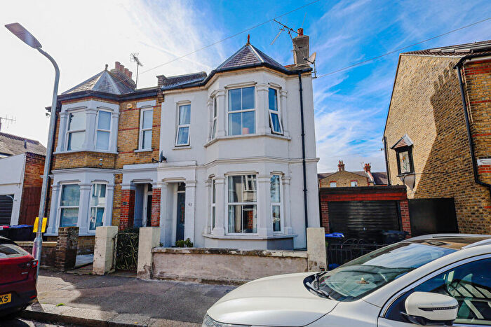 4 Bedroom Semi Detached House For Sale In Brightwell Avenue, Westcliff-on-sea, SS0