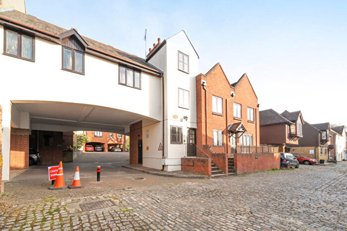 1 Bedroom Apartment For Sale In Bishops Walk, Rochester, Kent, ME1