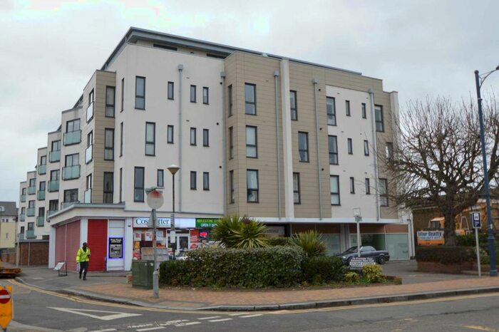 2 Bedroom Flat To Rent In Victory Park Road, Addlestone, KT15