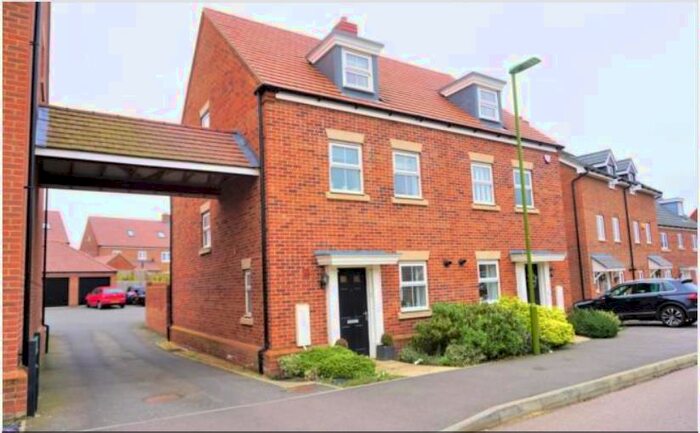 3 Bedroom Semi-Detached House To Rent In Shearwater Road, Hemel Hempstead, HP3