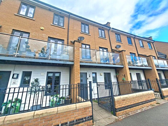 3 Bedroom Town House For Sale In Spring Avenue, Hampton Vale, Peterborough, PE7
