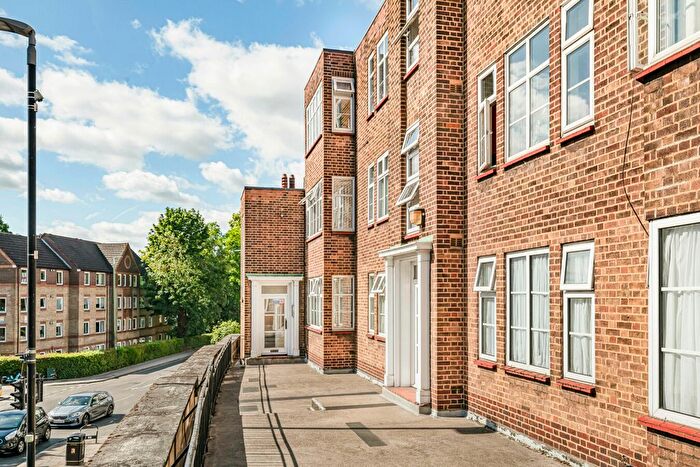 3 Bedroom Flat To Rent In Brighton Road, Sutton, SM2