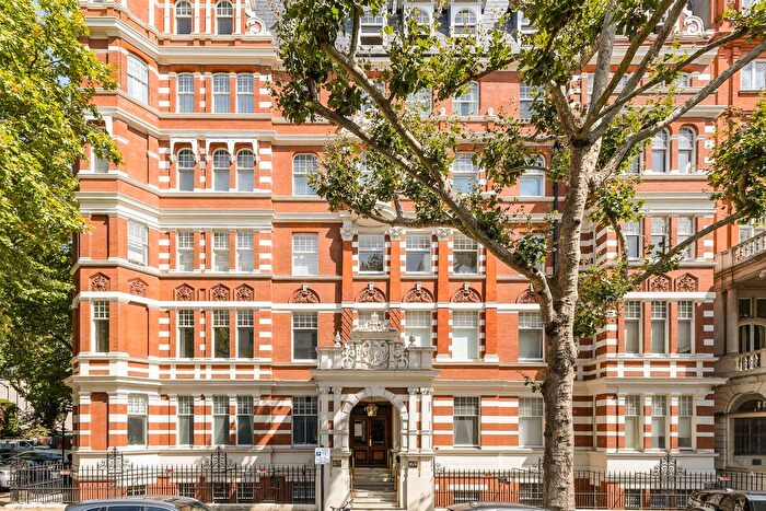 2 Bedroom Flat For Sale In Queens Gate, London, SW7