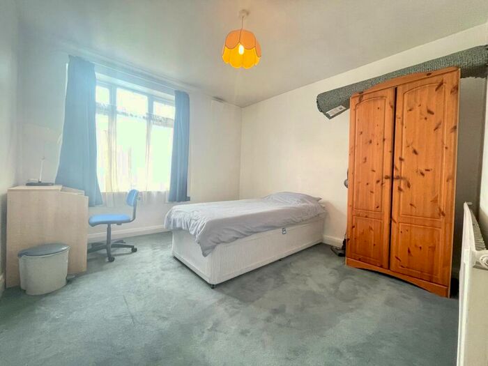 2 Bedroom Flat To Rent In Finchley Court, Ballards Lane, London, N3