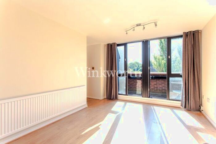 3 Bedroom Flat To Rent In Britten Close, London, NW11