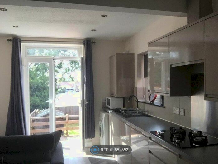 3 Bedroom Terraced House To Rent In Manor Farm Road, Southampton, SO18