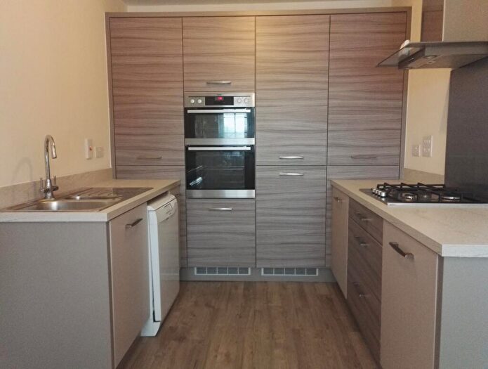 4 Bedroom Semi-Detached House To Rent In Penrhosgarnedd, LL57