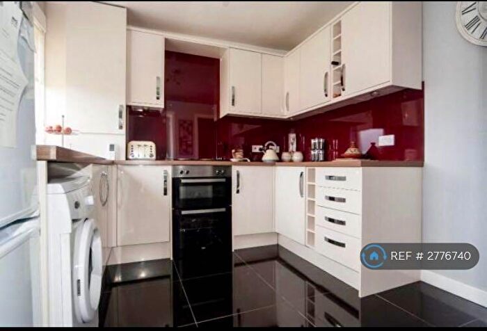 2 Bedroom Flat To Rent In Chisholm Place, Grangemouth, FK3