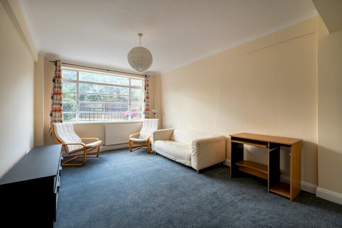 2 Bedroom Flat To Rent In Balham High Road, London, SW17
