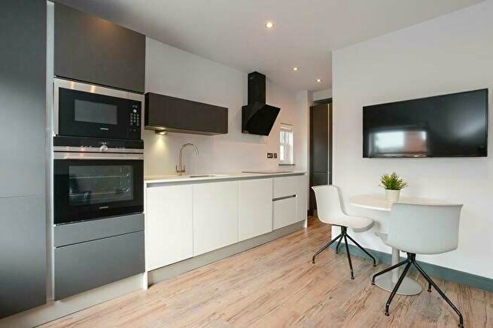 2 Bedroom Flat To Rent In Waverley Street, Nottingham, Nottinghamshire, NG7