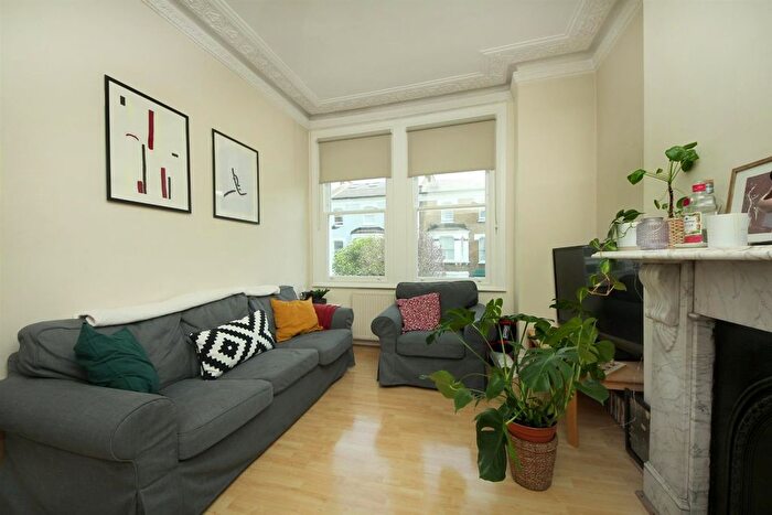 3 Bedroom Flat To Rent In Frithville Gardens, London, W12