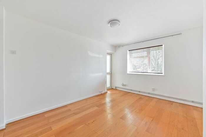 2 Bedroom Flat To Rent In Chertsey Court, Mortlake, London, SW14