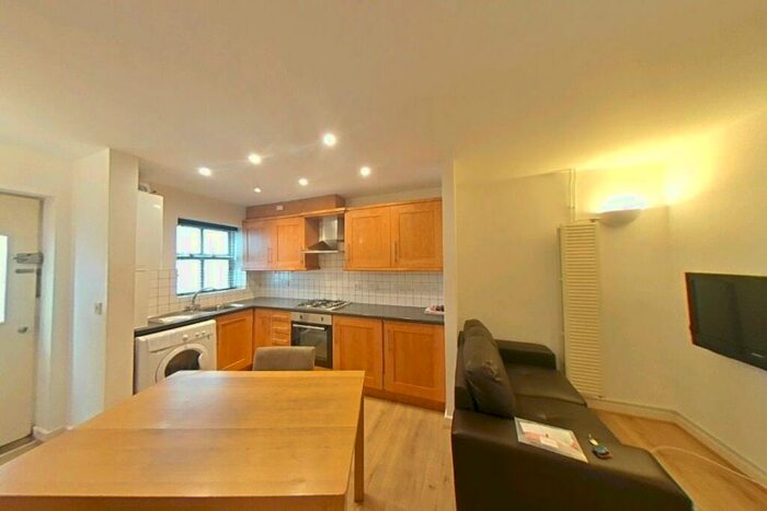 2 Bedroom Flat To Rent In Adcocks Close, Loughborough, LE11