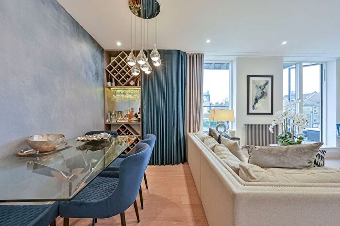 2 Bedroom Flat To Rent In Wellsborough Mews, Wimbledon, London, SW20
