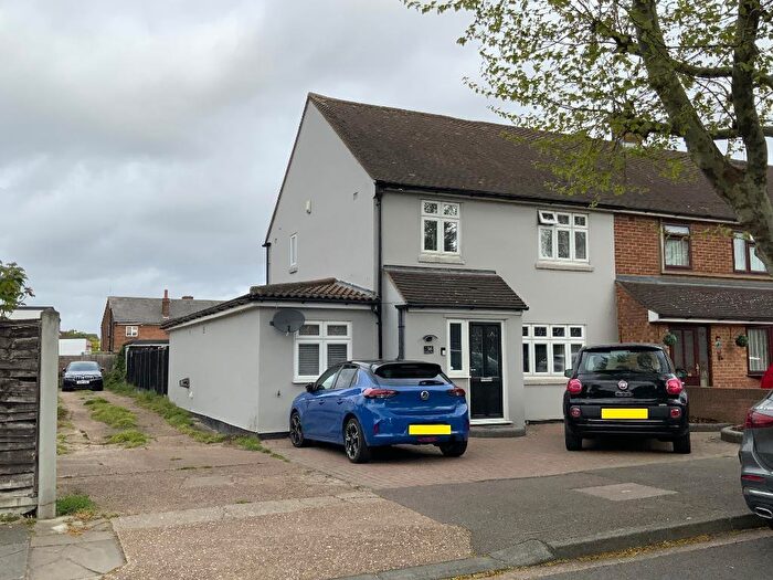 4 Bedroom End Of Terrace House For Sale In Ullswater Way, Elm Park, Hornchurch, Essex, RM12