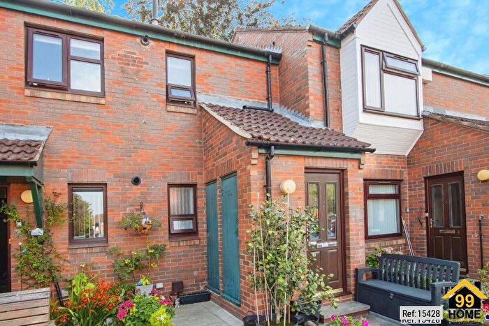 1 Bedroom Flat For Sale In Sandal Hall, Wakefield, WF2