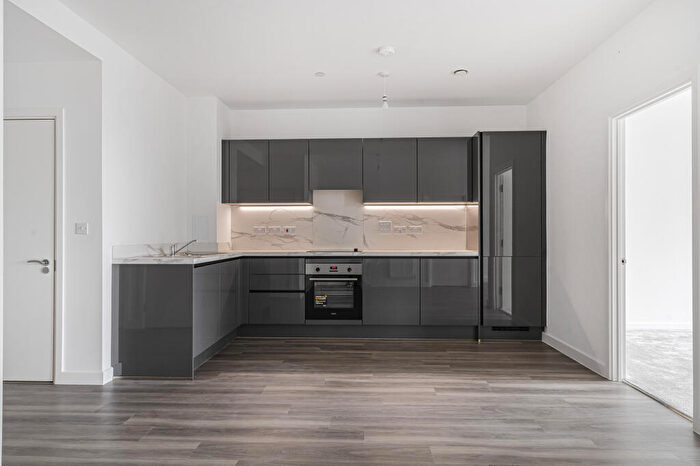 2 Bedroom Flat To Rent In - Ilderton Rd, London, SE15